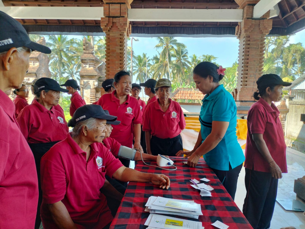Pelaksanaan Kegiatan Posyandu Balita , Lansia dan BKB bulan Oktober di Banjar Dinas Kuwum Desa Kuwum